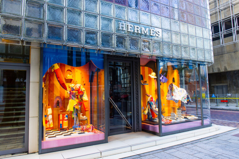 Amikor a vásárlók áldozatot hoznak egy táskáért – Az Hermès bőrárustratégiájának titka