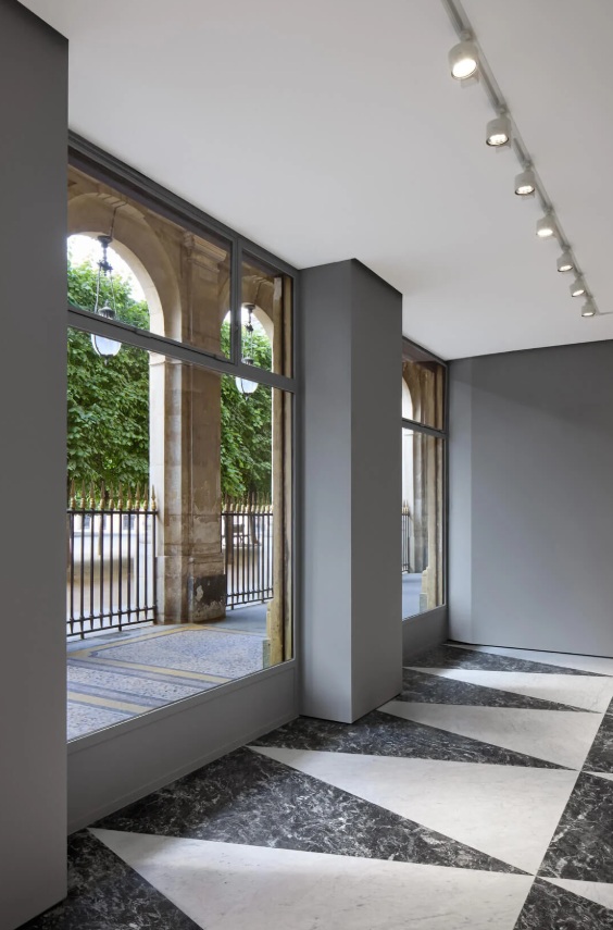 Kortárs elegancia az árkádok alatt | Az Acne Studios galériát nyit a párizsi Palais Royal-ban