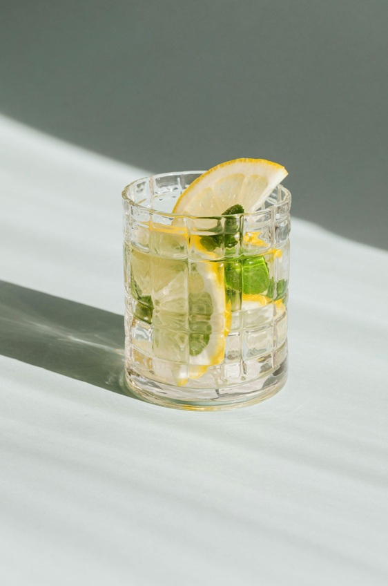 Apró szertartások nyári estékre: lelassulás, citrus és csendes elegancia