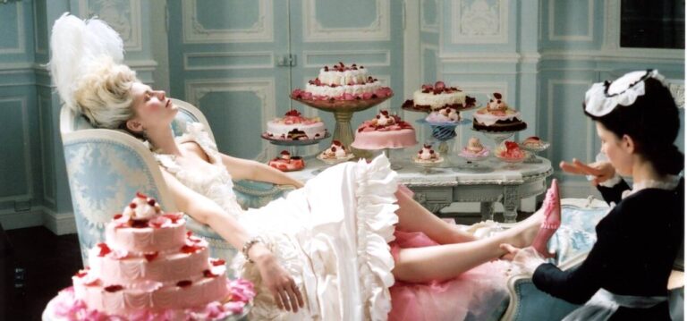 A túlzás művészete: a londoni V&A Múzeum Marie Antoinette ruhatárát állítja reflektorfénybe  
