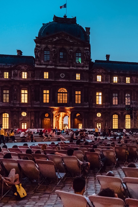 A Chanel a Louvre udvarába költözteti a mozi varázsát | Sofia Coppola nyitja meg a Cinema Paradiso idei évadát