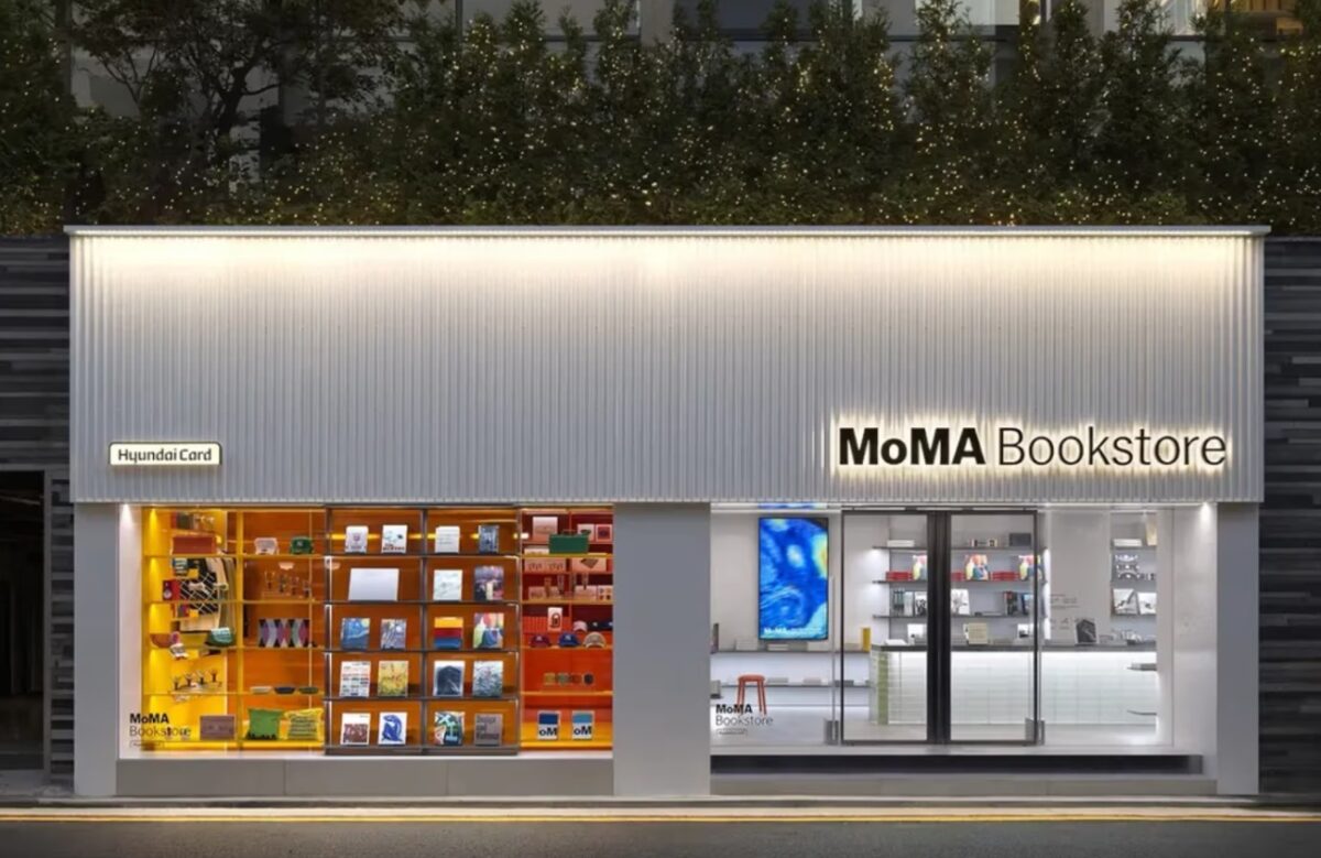 Megnyílt a világ első MoMA könyvesboltja Szöulban