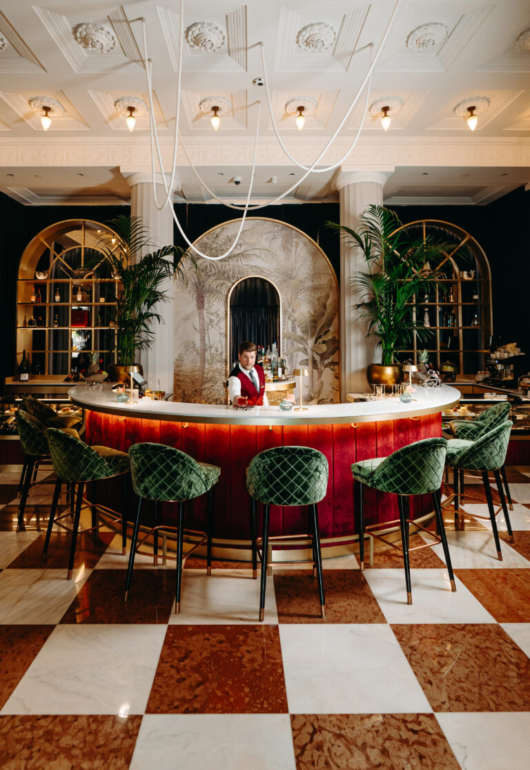 Ahol a nap cappuccinóval indul, és koktéllal zárul: megnyitott a Velvet Bar & Café