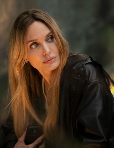 Angelina Jolie új filmje, a Couture a divatvilág csillogása mögötti drámát mutatja meg