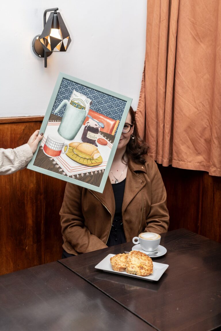 Kügerl Johanna nosztalgikus rajzokkal mutatkozik be az „Itt van a nyelvem hegyén” kiállításon