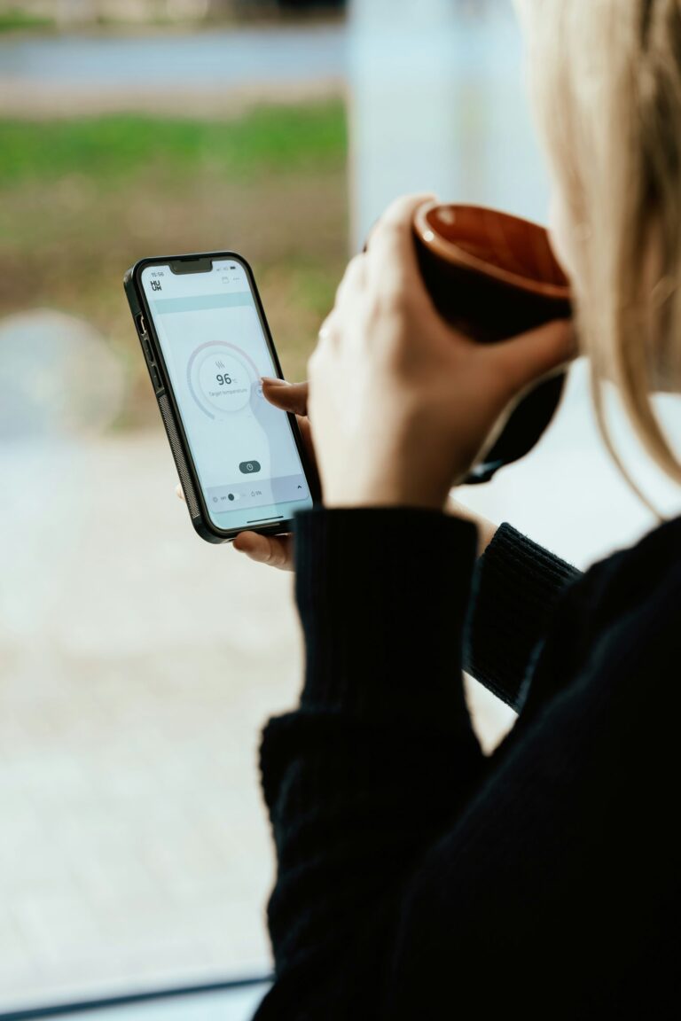 Vége lehet a jobbra húzás korszakának: egy app a mesterséges intelligenciára bízná a párkeresést