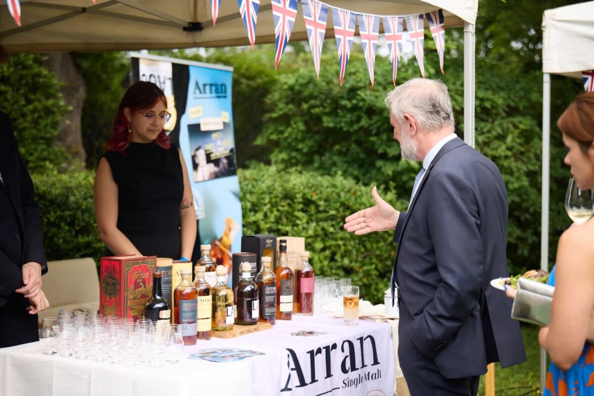 Skócia ízei a Brit Nagykövetségen: III. Károly születésnapi ünnepségén mutatkozott be az Arran