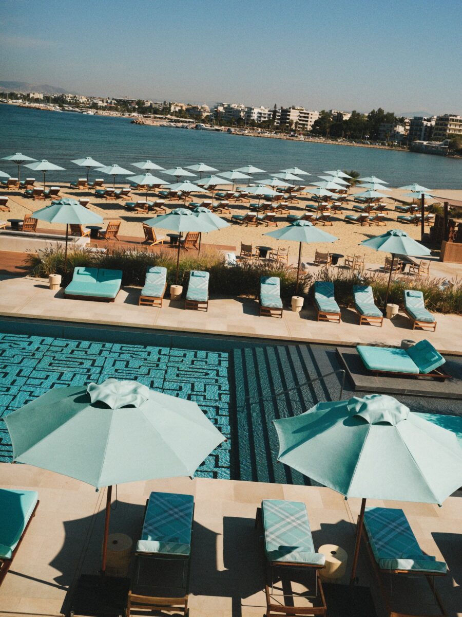 Burberrybe öltözött Görögország egyik legexkluzívabb tengerparti resortja