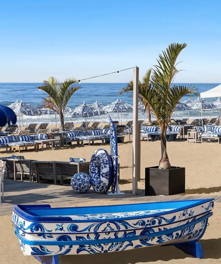 Kék-fehér Dolce & Gabbana napernyők, luxus spa és Hamptons-hangulat: ez történik, ha egy szállodát egy divatmárka öltöztet fel