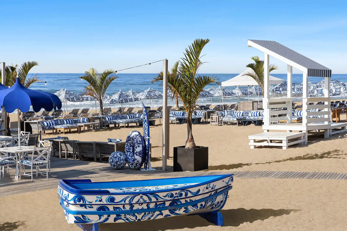 Kék-fehér Dolce & Gabbana napernyők, luxus spa és Hamptons-hangulat: ez történik, ha egy szállodát egy divatmárka öltöztet fel
