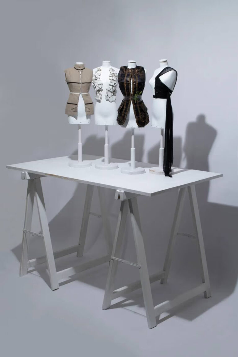 Martin Margiela legendás korai darabjai kerülnek kalapács alá Párizsban