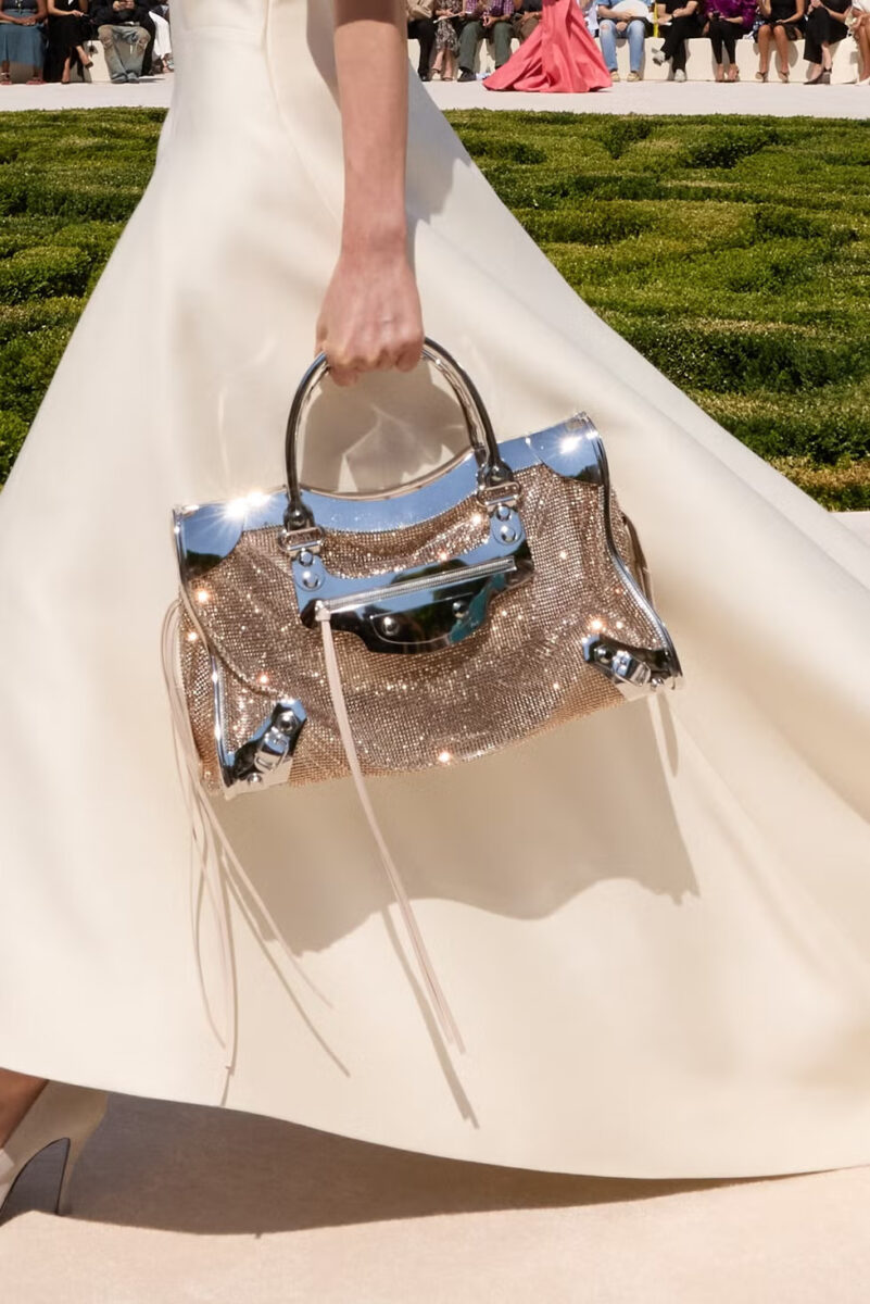 Kristályokkal borított változatban tért vissza a Balenciaga ikonikus táskája
